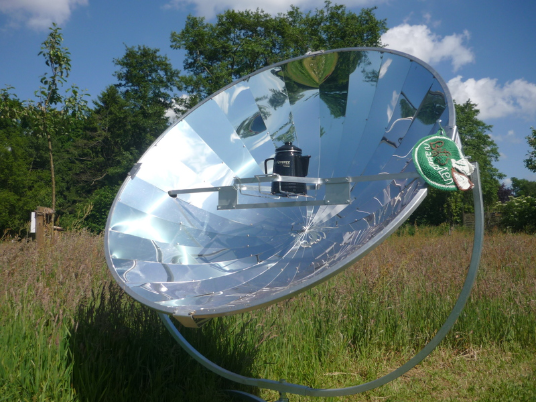 Der Solarkocher in Befis NaturGarten