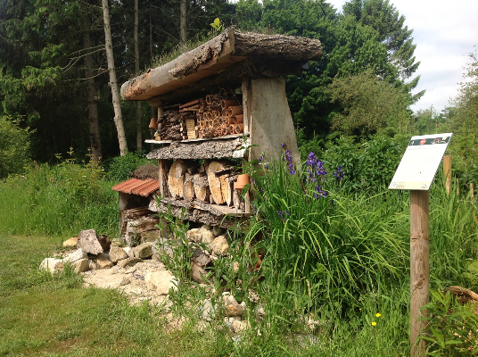Insektenhotel im NABU Schaugarten - Befis NaturGarten